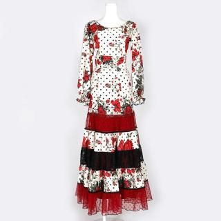 洗練のフラメンコ衣装は、MariQuita で。