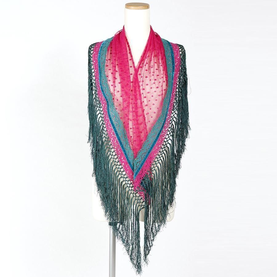 フラメンコ用マントンや、シージョはMariQuitaで。