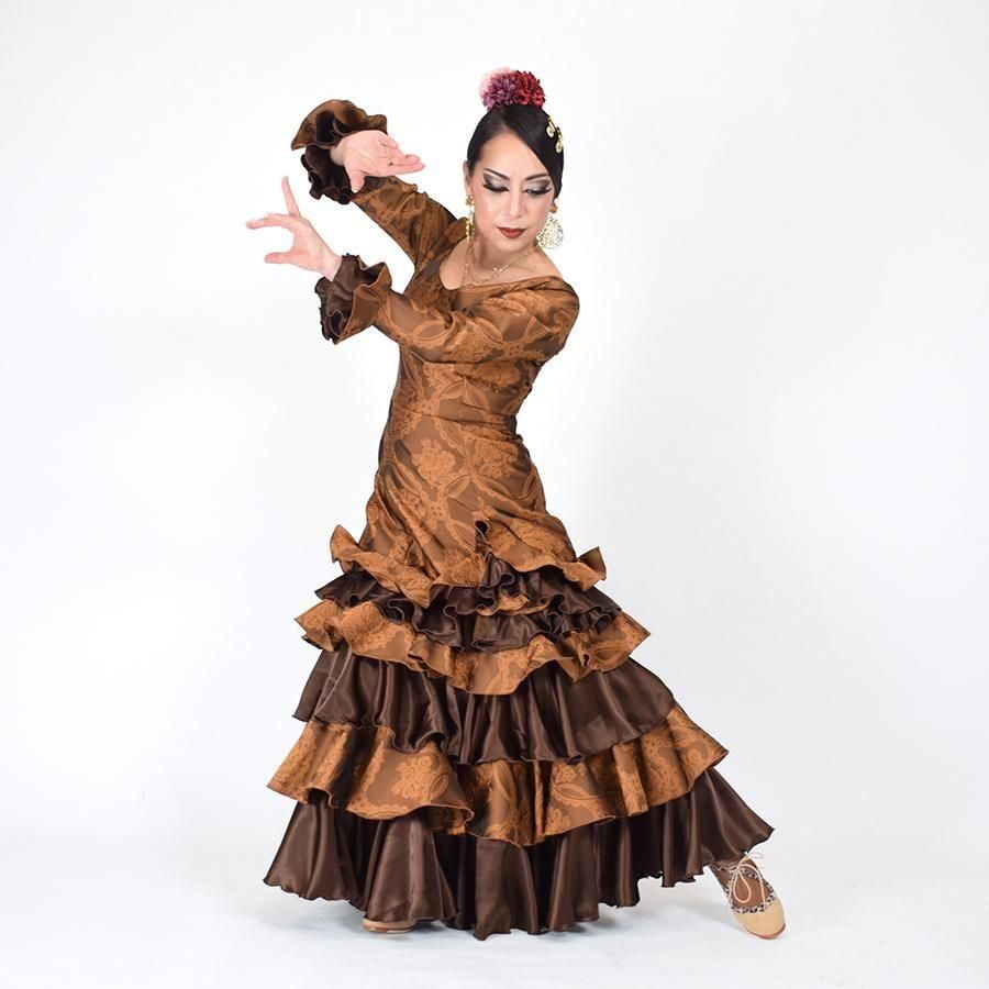 洗練のフラメンコ衣装は、MariQuita で。