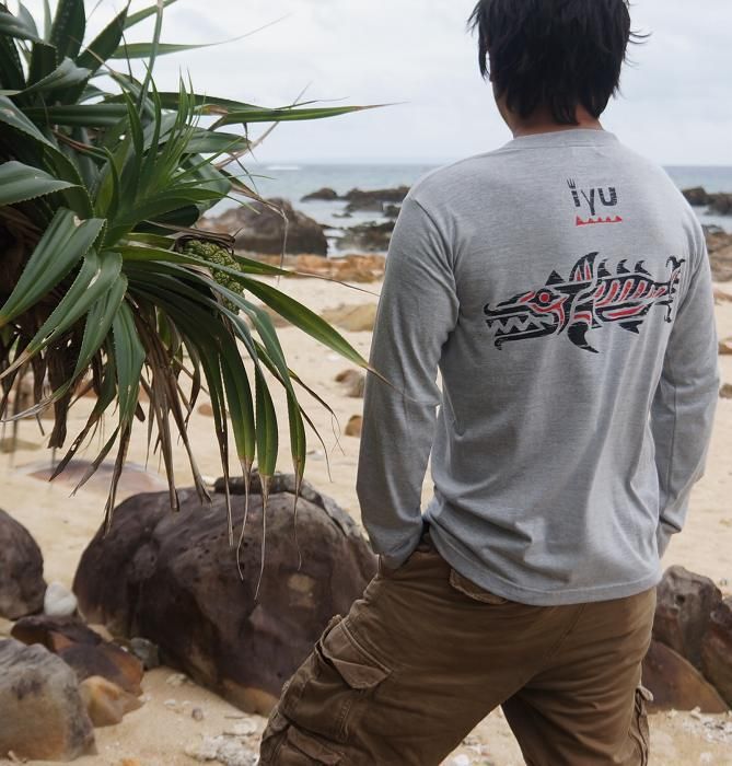中南米民族柄 トライバル 奄美大島 魚柄 のロングｔシャツ 奄美大島 泥染工房ohsari