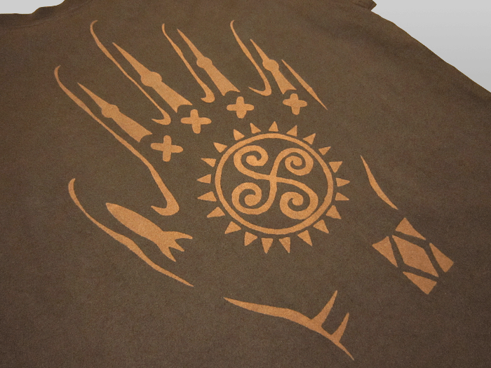 奄美・沖縄に存在した入れ墨の風習“針突ハヅキ”模様を描いた「タトゥー・トライバル・民族柄」着丈・袖丈の短い泥染めTシャツ。