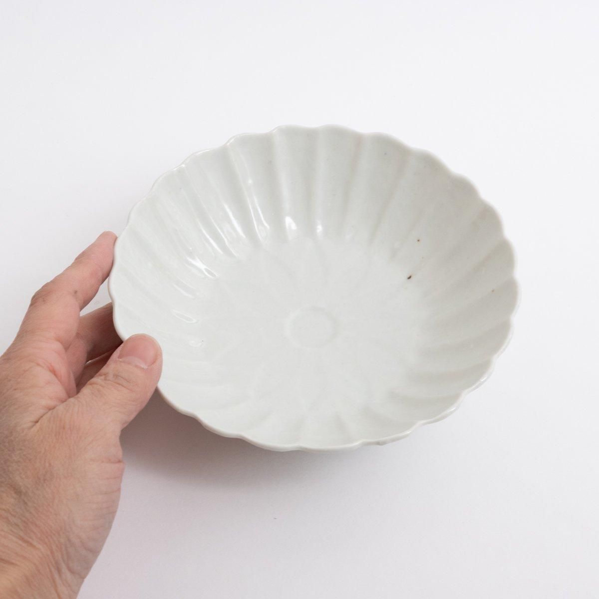 柳川謙治 白磁菊華輪花5寸鉢 φ15cm H4.8cm| 百福オンラインショップ 柳川謙治 白磁菊華輪花5寸鉢 φ15cm H4.8cm| 百福オンラインショップ