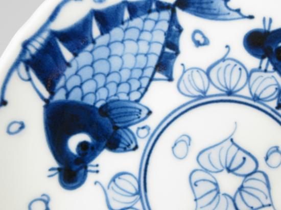 有田焼 輪花渕6寸皿 魚藻紋 - 有田焼 八右衛門窯 大慶 公式