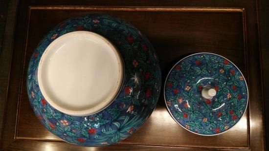 【今右衛門】色鍋島の伝統　日本の銘窯　人間国宝　十三代今右衛門作　錦菊絵　花瓶 十三代 今泉今右衛門作『色鍋島草花文花瓶』 ｜骨董品買取 緑和堂