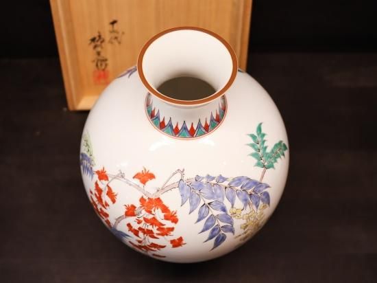 人間国宝】十四代柿右衛門作 濁手藤花文 花瓶 - 有田焼 八右衛門 人間国宝】十四代柿右衛門作 濁手藤花文 花瓶 - 有田焼 八右衛門