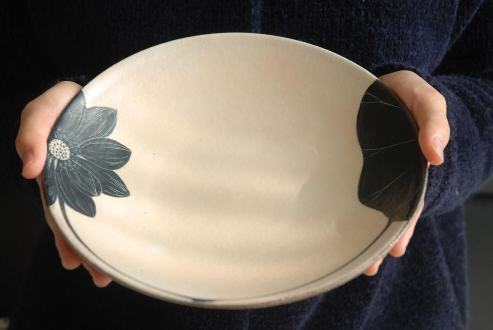 大谷桃子 黒ハスの花8寸皿 - 器まるかく|オンラインショップ 大谷桃子 黒ハスの花8寸皿 - 器まるかく|オンラインショップ