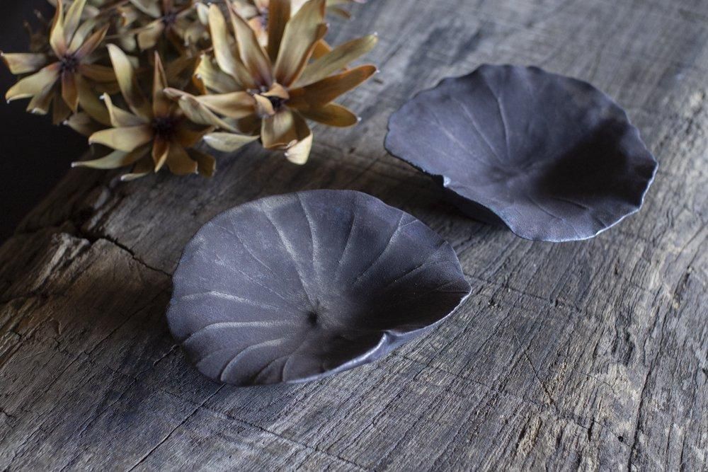 高田志保 ハス 葉皿 （黒釉） - 器まるかく｜オンラインショップ