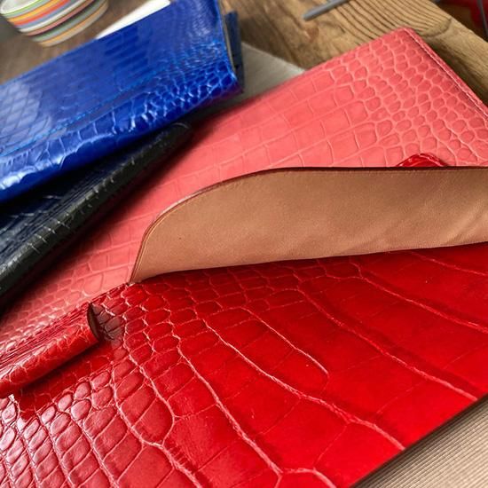 A6サイズ 牛革 深緑のクロコ型押し ベルト差し込み型の 手帳カバー 本革 革 A6サイズ 牛革 深緑のクロコ型押し ベルト差し込み型の 手帳カバー 本革