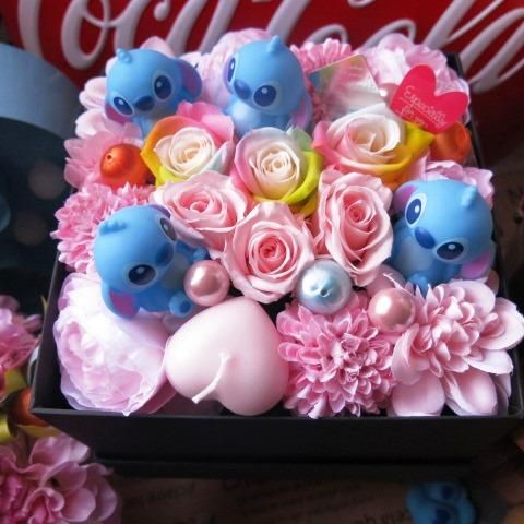 スティッチ入り 花 プリザーブドフラワー入りギフト 箱を開けるとサプライズ レインボーローズ 箱一面お花がいっぱい スティッチ４