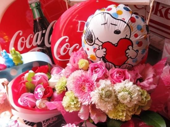 誕生日プレゼント スヌーピー入り フラワーアレンジメント バルーン入り 誕生日プレゼント スヌーピー入り フラワーアレンジメント バルーン入り