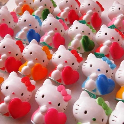 キティちゃん入りプリザーブドフラワーたっぷりのハート型