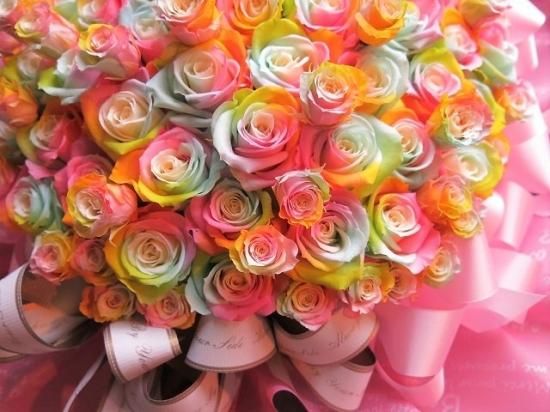 プロポーズに、大きなケース入りのバラ 108本 花束風