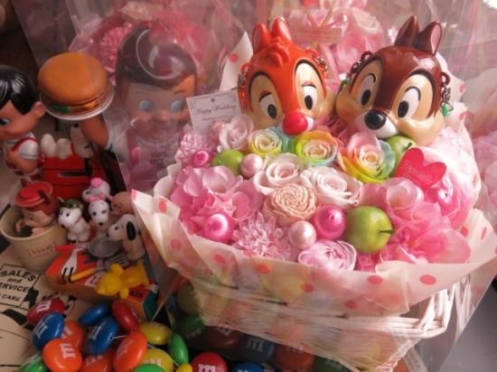 チップ デール入り 花 ディズニーのフラワーギフト レインボーローズ