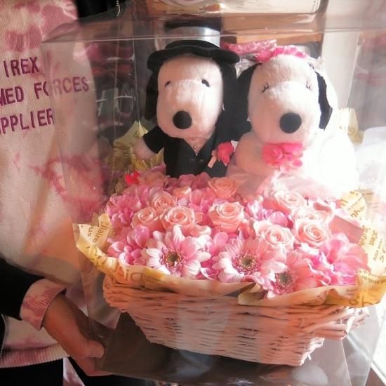 結婚祝い スヌーピー フラワーギフト ぬいぐるみ ｌサイズ 結婚祝 プレゼント 花 ウェディング スヌーピー入りプリザーブドフラワー ケース付き