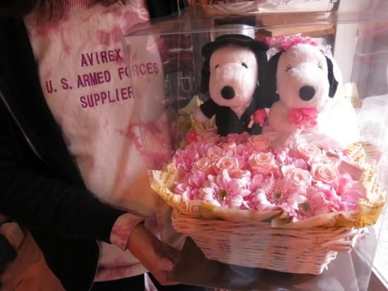 結婚祝い スヌーピー フラワーギフト ぬいぐるみ ｌサイズ 結婚祝 プレゼント 花 ウェディング スヌーピー入りプリザーブドフラワー ケース付き