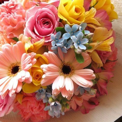 誕生日のプレゼント デザイナー制作の花束 可愛いカラフル色 誕生日のプレゼント デザイナー制作の花束 可愛いカラフル色