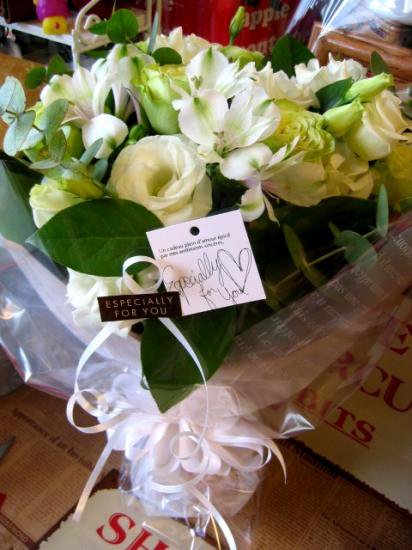 結婚祝いのプレゼント 白い花入りブーケ風 可愛い清楚な花束