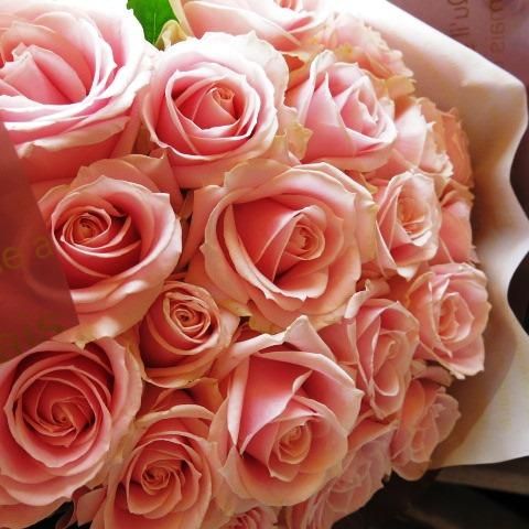 ピンクのバラ入り 誕生日のプレゼント 花束 配送指定が可能 ピンクのバラ入り 誕生日のプレゼント 花束 配送指定が可能