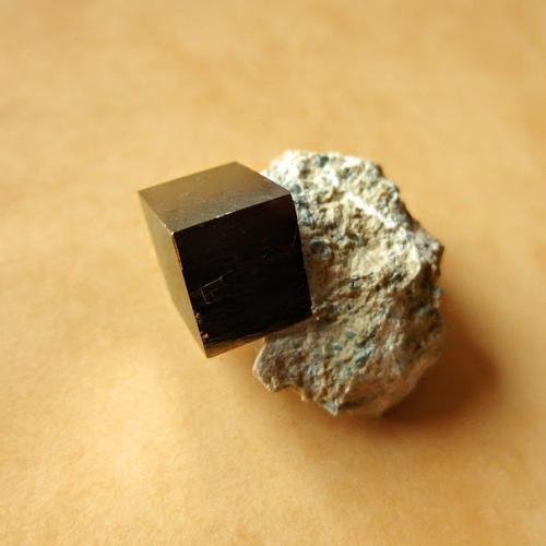 キュービック・パイライト母岩付 スペイン産 56ｇ/ 鉱物・原石