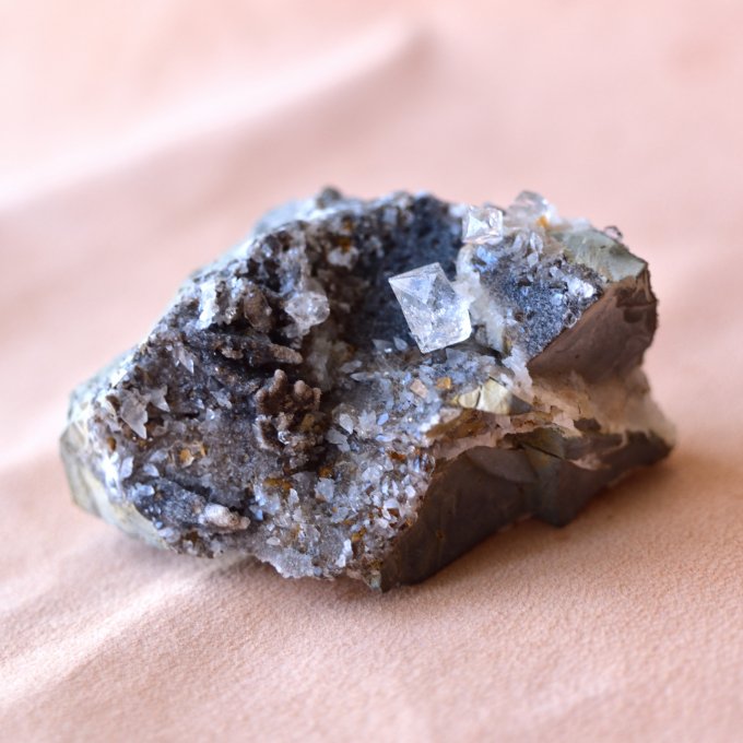 ミラボーダイヤモンド　クォーツ・イン・セプタリアン　フランス・ミラボー産　131g/鉱物・結晶原石