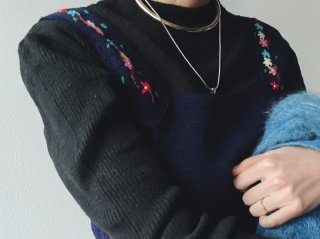 70s Navy Embroidery Knit Top