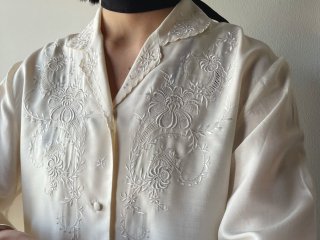 70s- Off White Chinese Embroidery Silk Blouse