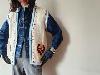 70s White Floral Embroidery Knit Vest
