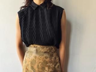 60s- Black Pleated Sleeveless Blouse