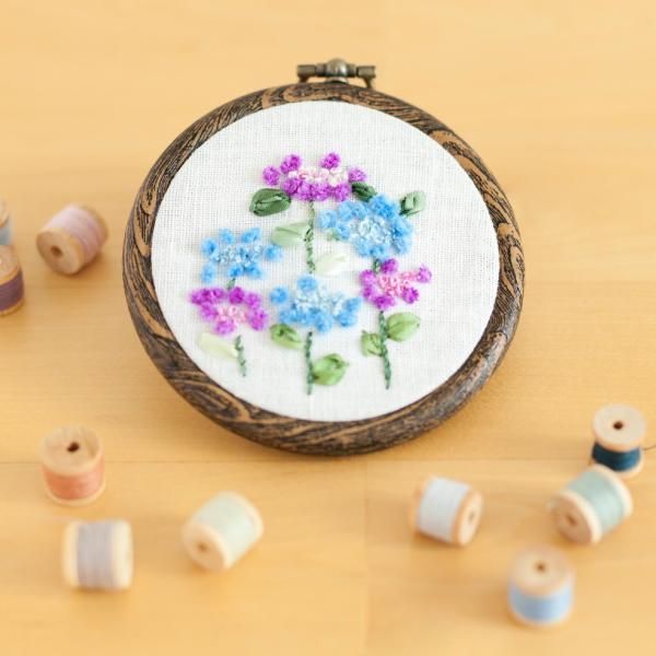 清楚な花が印象的 紫陽花をモチーフにした刺しゅう制作キット