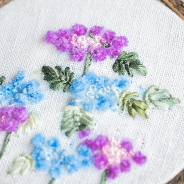 清楚な花が印象的 紫陽花をモチーフにした刺しゅう制作キット