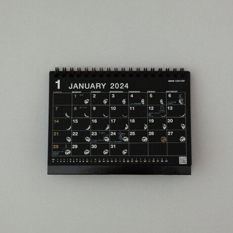 2024年】宙（そら）の卓上カレンダー（黒）/ 白ペン付 - 暦生活