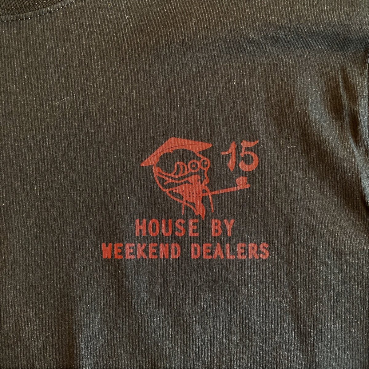 <img class='new_mark_img1' src='https://img.shop-pro.jp/img/new/icons3.gif' style='border:none;display:inline;margin:0px;padding:0px;width:auto;' />Black Weirdos × HOUSE by WEEKEND DEALERS 15th ANNIVERSARY LS Tee 【BLACK】 