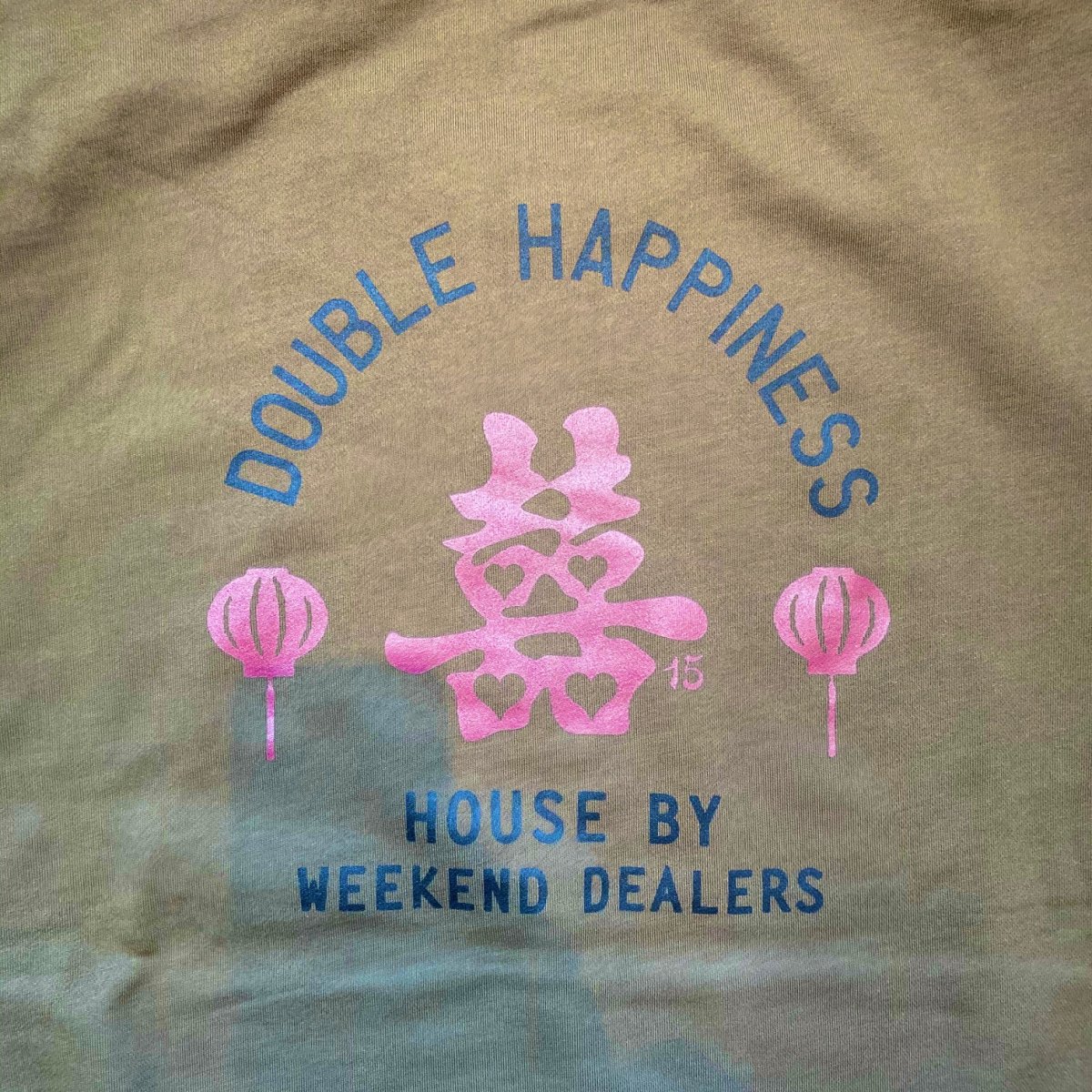 <img class='new_mark_img1' src='https://img.shop-pro.jp/img/new/icons3.gif' style='border:none;display:inline;margin:0px;padding:0px;width:auto;' />Black Weirdos × HOUSE by WEEKEND DEALERS 15th ANNIVERSARYCREW NECK SWEAT 【OLIVE】 