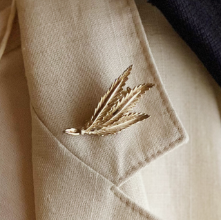 Vintage leaf motif brooch