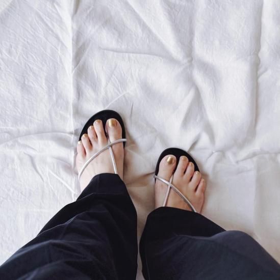 SALE 30%OFF LAOCOONTE Silver Thong Sandal - WATASHI A