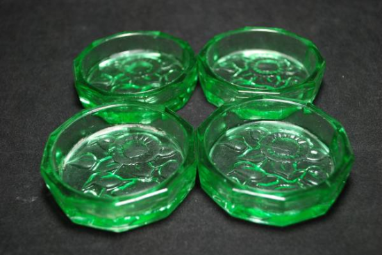 レトロなプレスガラスのコースター 緑色 ４個セットです 興趣堂 は大正ロマン 昭和レトロがメインのショップです 24時間無料出張買取も致しておりますので御気軽にどうぞ