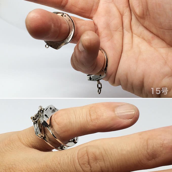 リアル手錠リング（2個セット）、カスタム可能な個性的シルバーリングの着用例です。