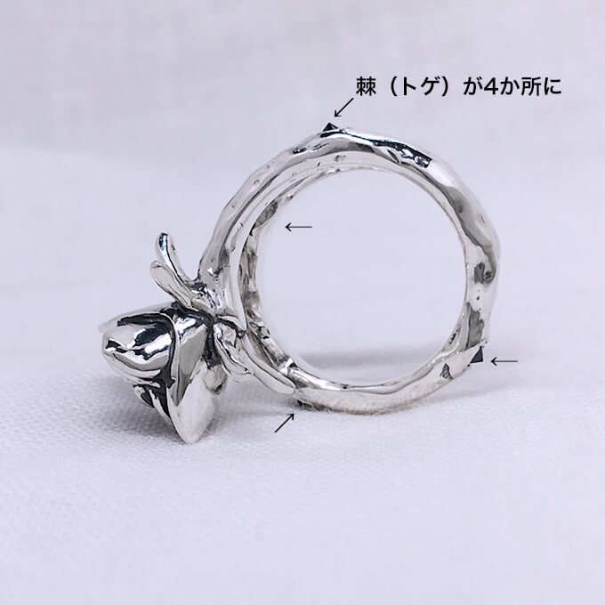 リアルなバラモチーフと、トゲ付き＆枝のようなリングで表現したバラの指輪です。