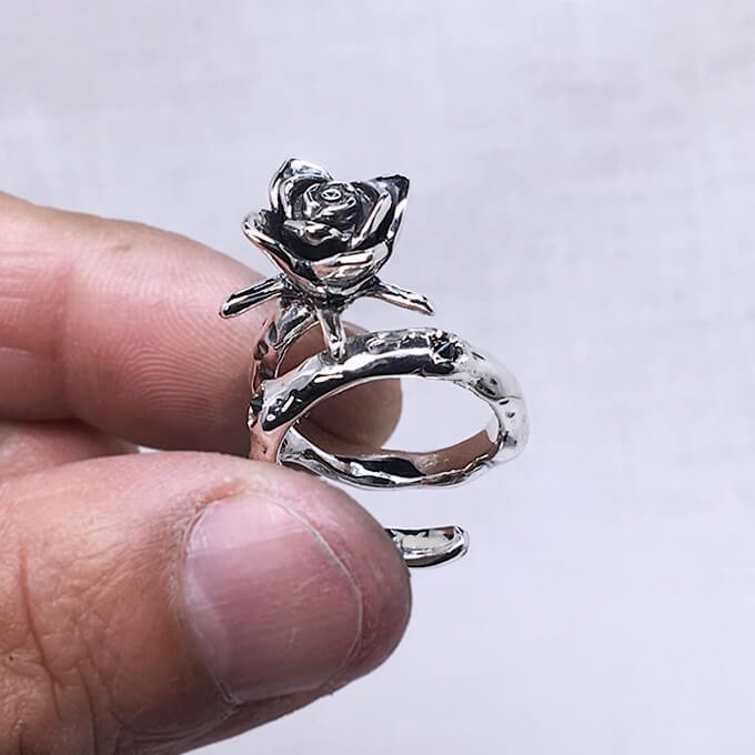 バラの指輪、薔薇モチーフのトゲ付きスパイラルリング