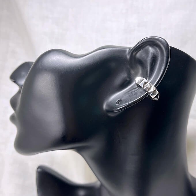 少しごついスタッズのイヤーカフ（片耳用）、耳の真ん中〜少し上で着けるタイプです。