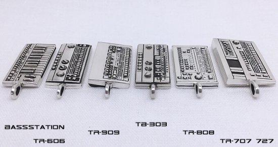 TR-808のペンダント（シンセサイザーのアクセサリー）