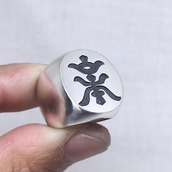 家紋を刻んだ、ごつい楕円の印台リング（オーダーメイドの一点物）