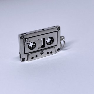 カセットテープのペンダントトップ（メタルポジション、リバーシブル）