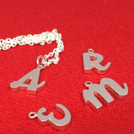 ハンドメイドのイニシャルネックレス（筆記体、小文字対応）