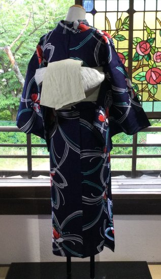 やゝK-340＊紺地に大胆な洋花レトロ注染／リユース浴衣 - yaya-kimono