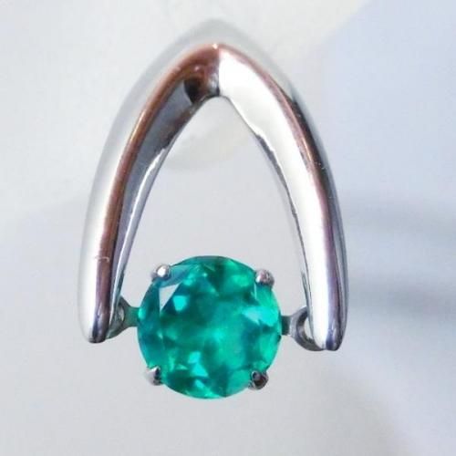 新品】PT900 エメラルド ピアス 0.19CT