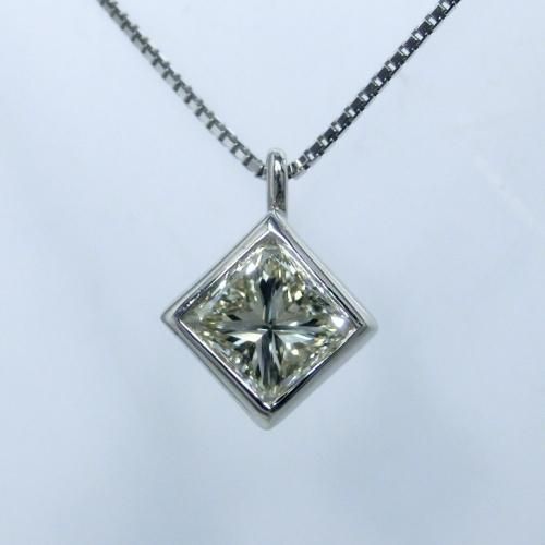 Pt プリンセスカットダイヤ ダイヤモンド ペンダントネックレス 0.30ct D VVS1 D0.03ct