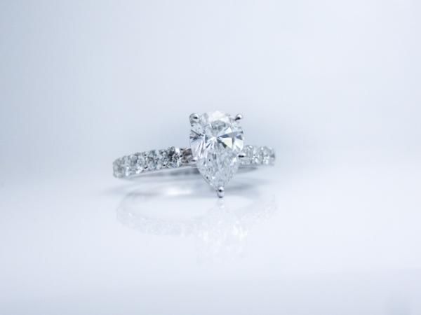 1カラットアップペアシェイプダイヤモンドリング D 1.009ct E-SI1 D 0.50ct Pt900 中央宝石研究所鑑定書付