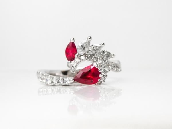 ピジョンブラッドカラールビー マーキスダイヤモンドトワエモア