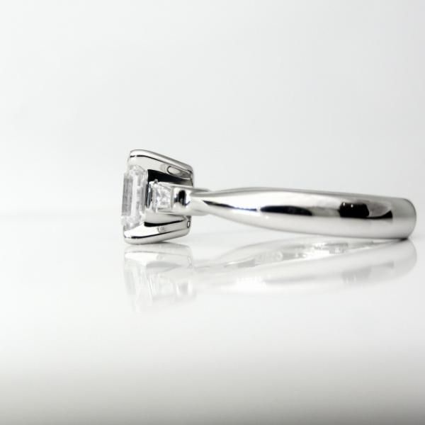エメラルドカットダイヤモンドリング D 1.29ct D-VVS2 D 0.16ct エメラルドカットダイヤモンドリング D 1.29ct D-VVS2 D 0.16ct